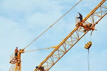 塔吊上的吶喊 為夫討薪反被拘，底層勞工維權(quán)路在何方？